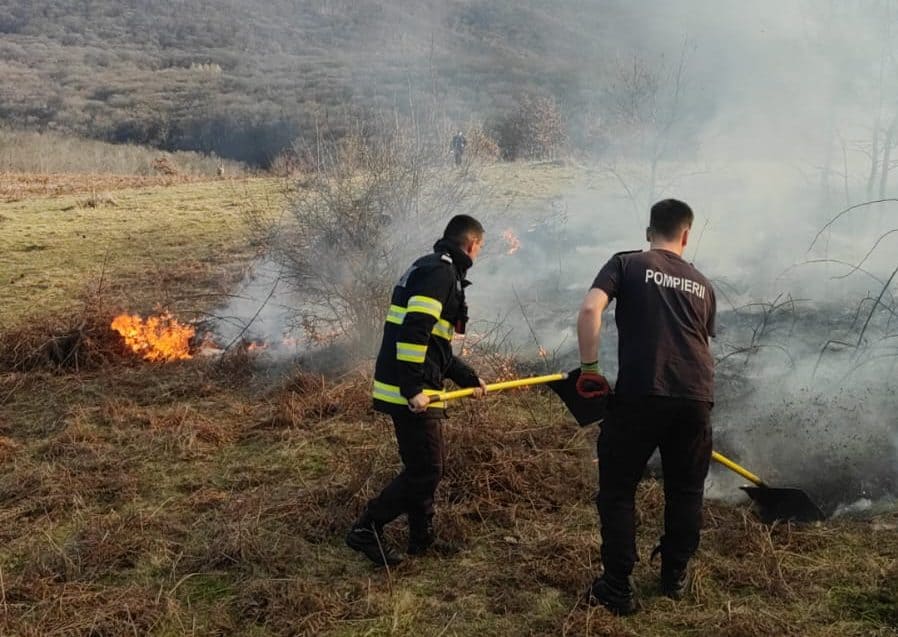 FOTO: Incendiu de vegetație la Săliștea-Deal, la marginea unei păduri. Intervin pompieri și voluntari