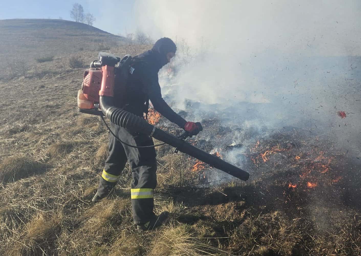 Avertismentul IPJ Alba: Persoanele care incendiază vegetația uscată riscă amenzi sau dosare penale și pierderea subvențiilor APIA