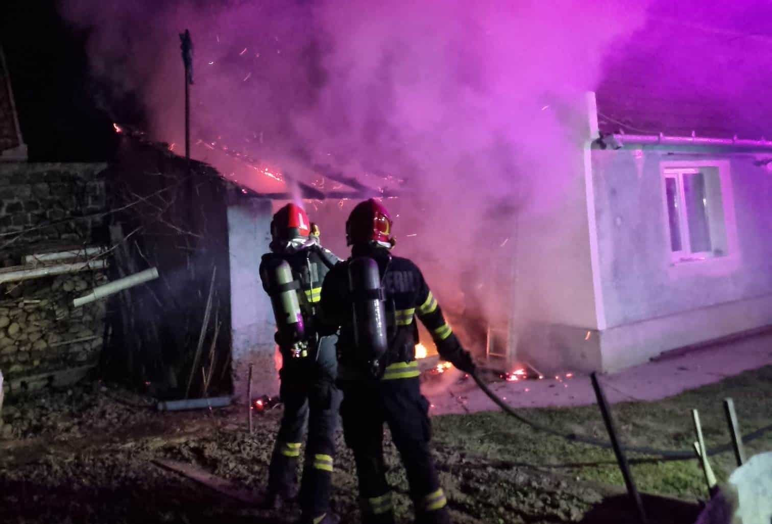 FOTO: Incendiu într-o gospodărie din Sebeș. Pompierii acționează cu două autospeciale