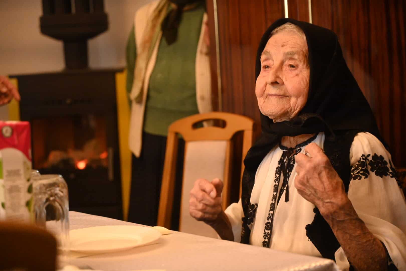 Ioana Palcău din Alba Iulia a împlinit 106 ani. A fost vizitată de primar, care i-a dus flori