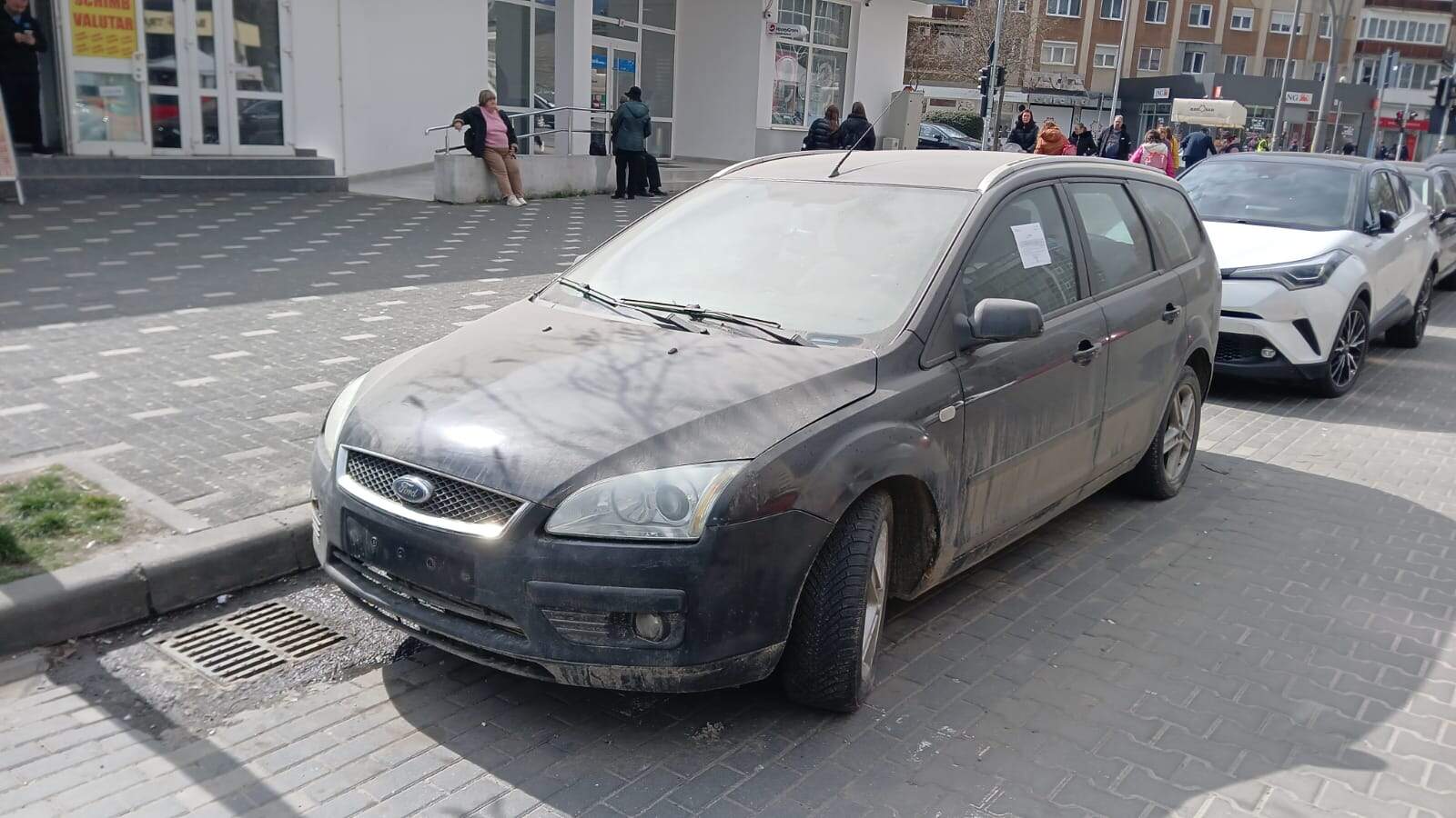 FOTO: Zeci de mașini abandonate, identificate de polițiștii locali din Alba Iulia pe domeniul public. Ce riscă proprietarii