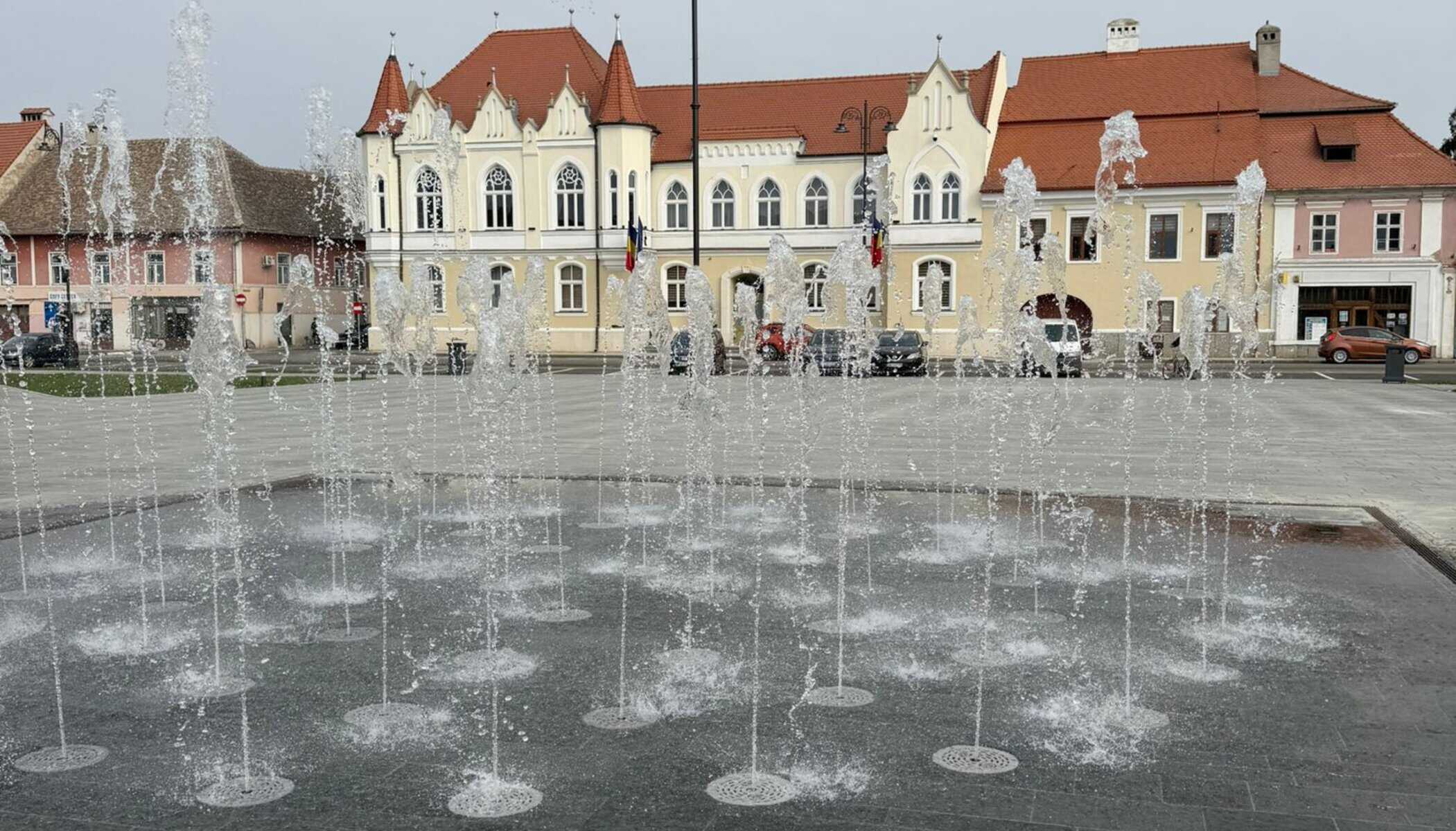 FOTO: Parcul Primăriei din Sebeș, modernizat. Fântâna arteziană și spații de relaxare, în centrul orașului