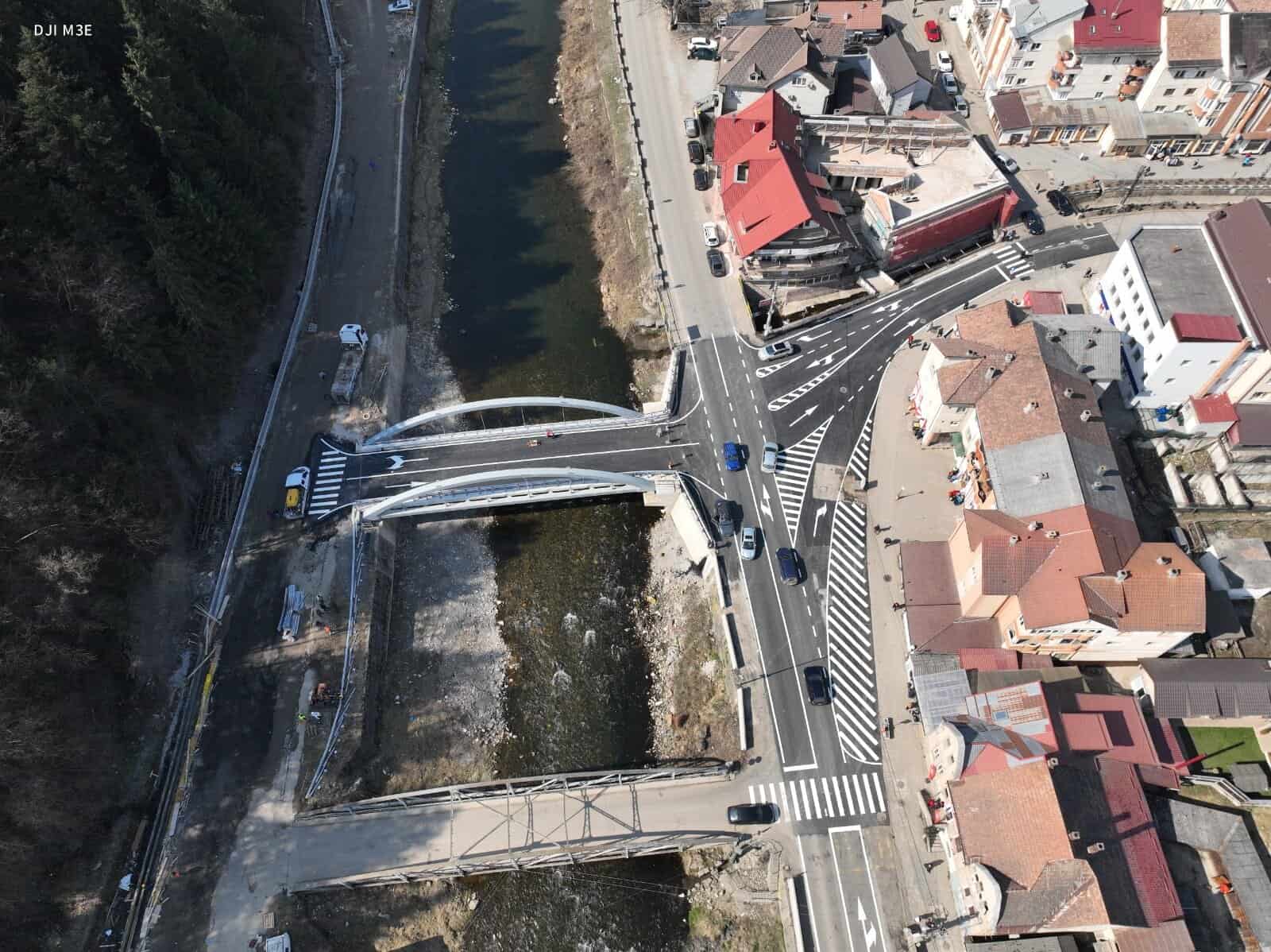 FOTO: Noul pod peste Arieș de la Câmpeni, aproape de finalizare. A fost turnat asfaltul și realizate marcajele rutiere