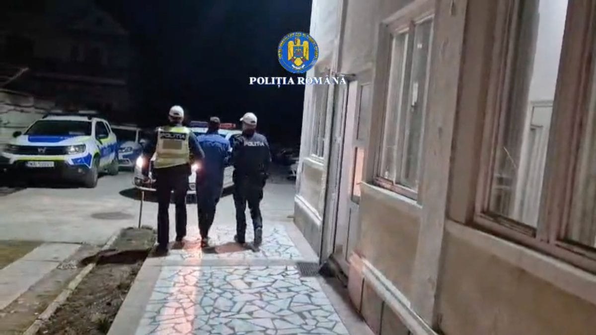 VIDEO: Bărbat din Mogoș, reținut de polițiști după ce a fost prins băut la volan. Ce alcoolemie avea