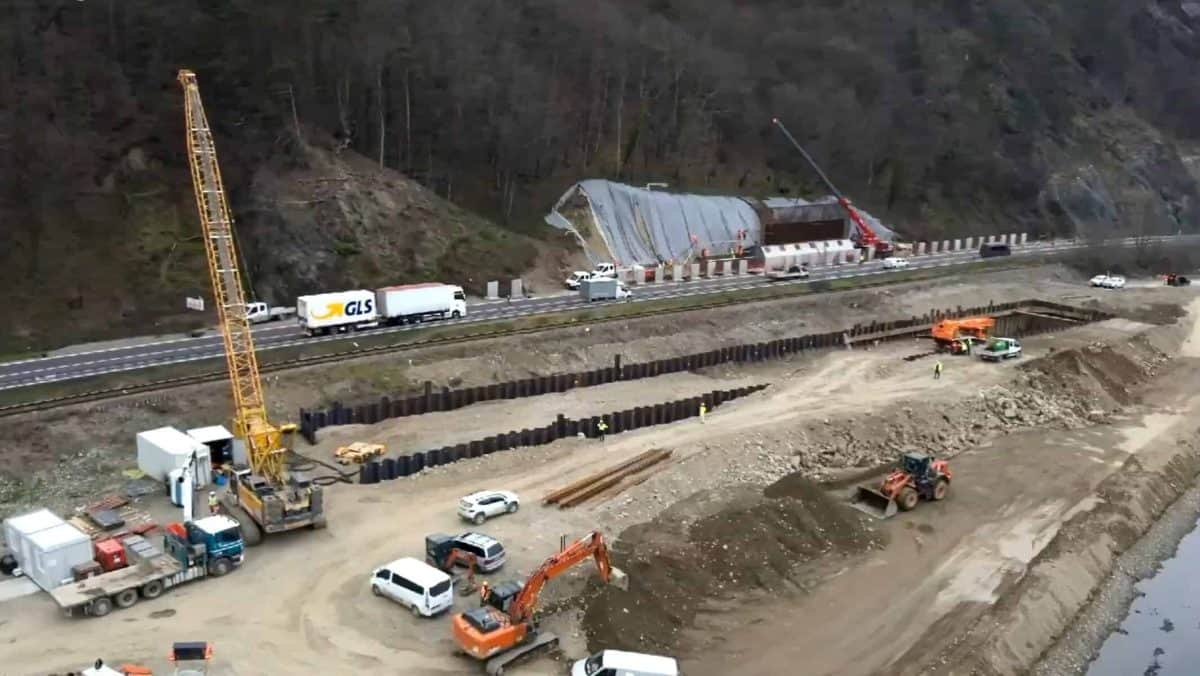 VIDEO: Ecoduct spectaculos aflat în construcție pe Valea Oltului, pe secțiunea 3 a Autostrăzii A1 Sibiu - Pitești
