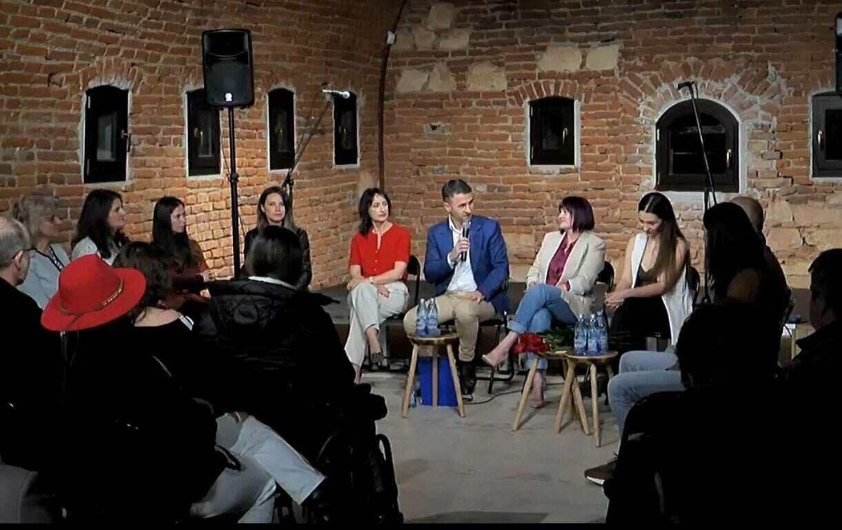LIVE: Dialog despre rolul femeilor în comunitate. Eveniment cultural la Depozitul de ceramică veche din Alba Iulia