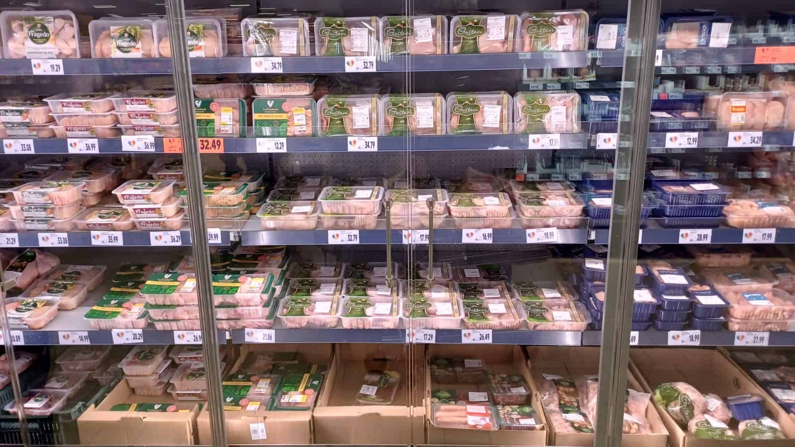 Fermierii vând ieftin, românii cumpără scump. Ministrul Agriculturii cere Consiliului Concurenței verificarea adaosurilor