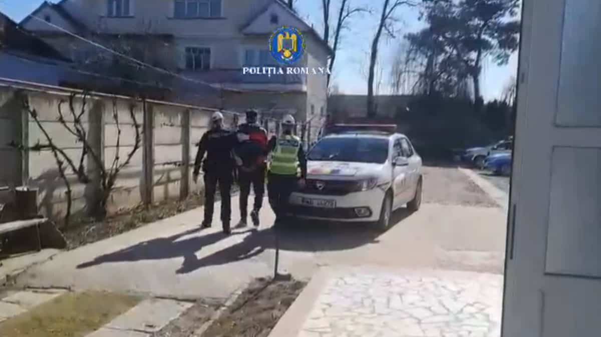 VIDEO: S-a urcat beat la volan și a ajuns cu mașina într-un cap de pod. Dosar penal pentru un tânăr de 19 ani din Alba