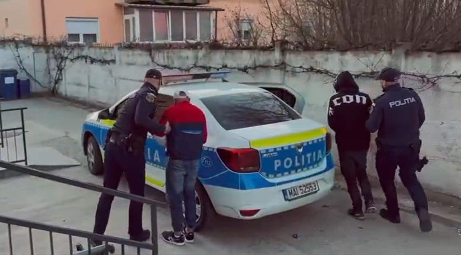 Doi tineri din Cugir, reținuți de Poliție. Ce au furat din gospodăria unei femei, unde lucrau