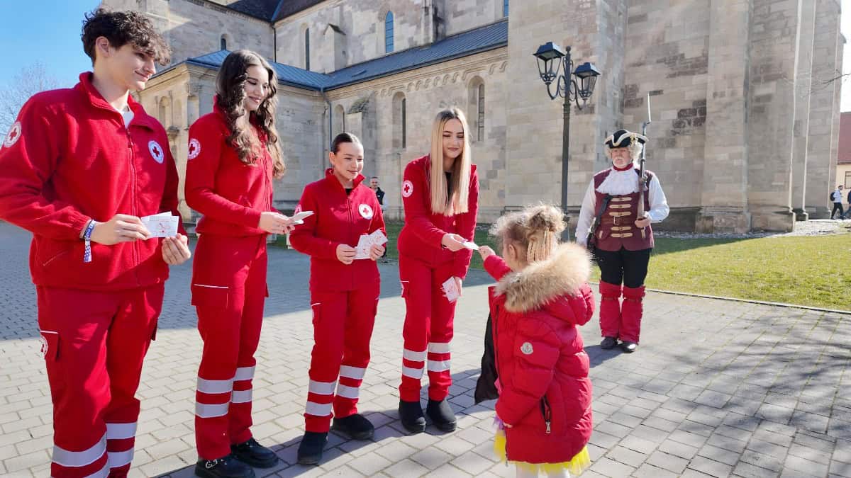 FOTO: Voluntarii Crucii Roșii Române Filiala Alba au promovat importanța cunoașterii măsurilor de prim ajutor. Acțiune de Mărțișor