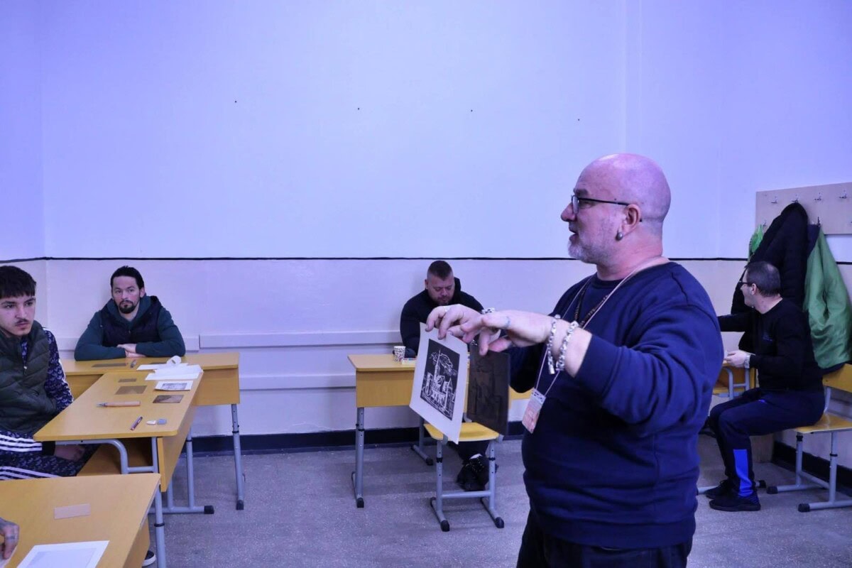 Românul care a ucis o artistă în Marea Britanie s-a apucat de artă în Penitenciarul Aiud. Face gravură alături de un alt criminal