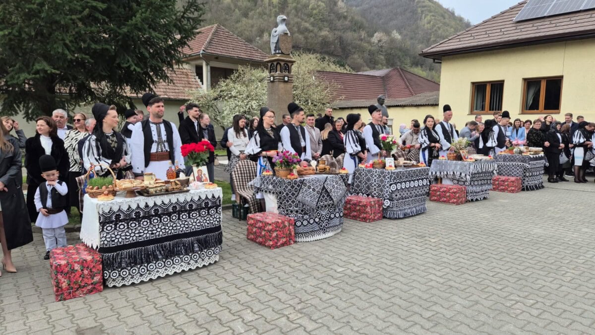LIVE VIDEO: Statu` la vase în Șugag. Tinerii căsătoriți, cuplurile de 50 de ani și o localnică de 100 de ani, sărbătoriți