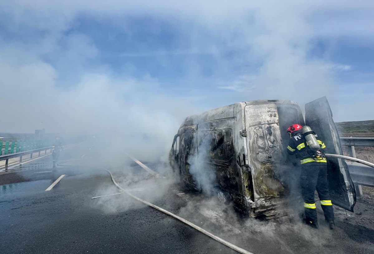 UPDATE FOTO: Incendiu pe Autostrada A10, în zona Teiuș. Focul a cuprins o autoutilitară