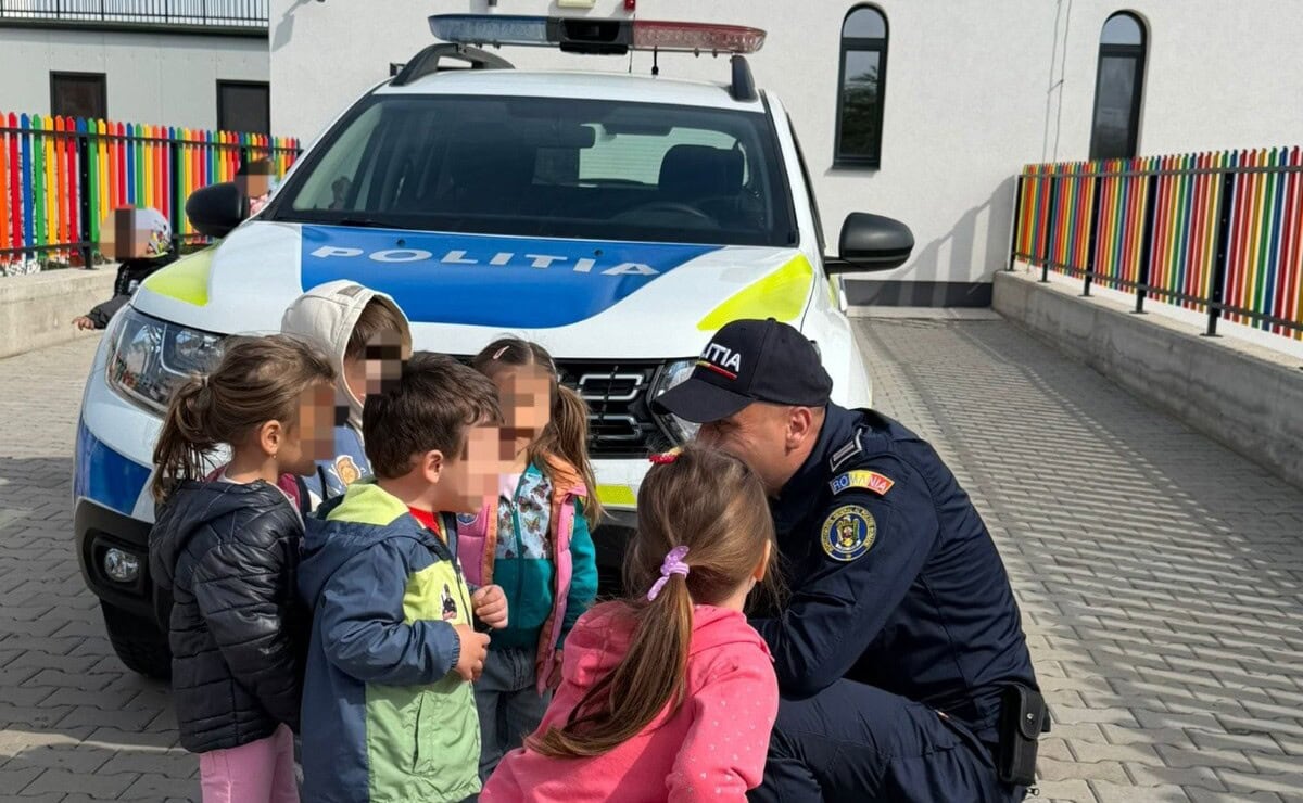 Polițiști la grădiniță: Acțiune educativă a IPJ Alba, la Grădinița ”Clopoțelul” din Alba Iulia