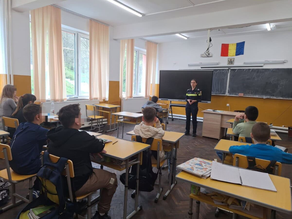 Peste 750 de elevi din Alba, față în față cu polițiști. Discuții despre riscul consumului de alcool, droguri și absențe la școală