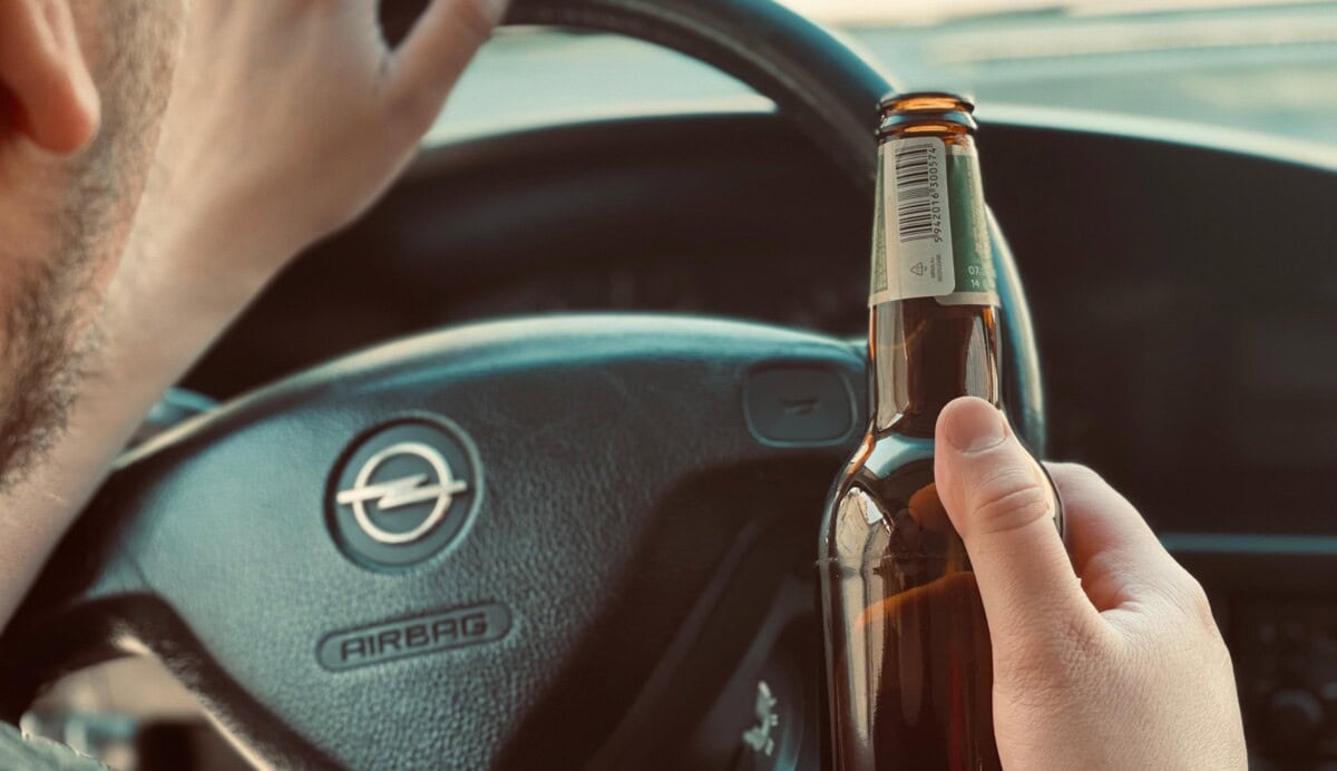Un șofer care a băut într-un bar din Alba Iulia apoi s-a urcat la volan, condamnat penal. A devenit violent la spital