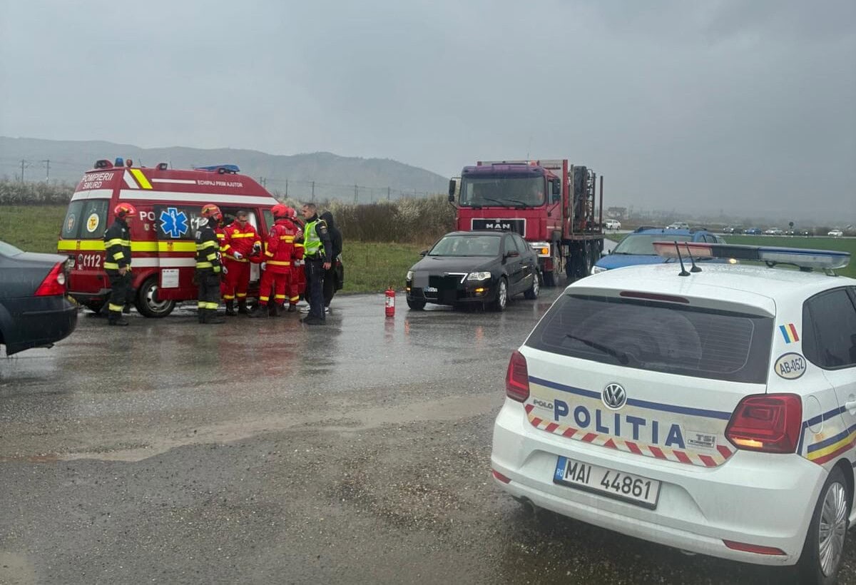 FOTO: Accident între un autoturism și un autocamion, la Coșlariu Nou. Intervin pompierii de la Secția Aiud
