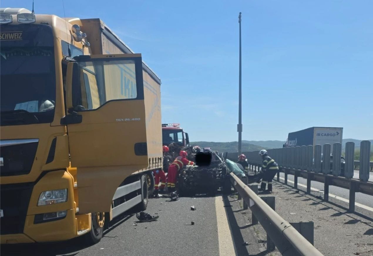 UPDATE FOTO: Accident grav pe A1 Sibiu-Sebeș. Șofer din Alba rănit după impact cu un TIR. Alt camion, răsturnat. Trafic deviat