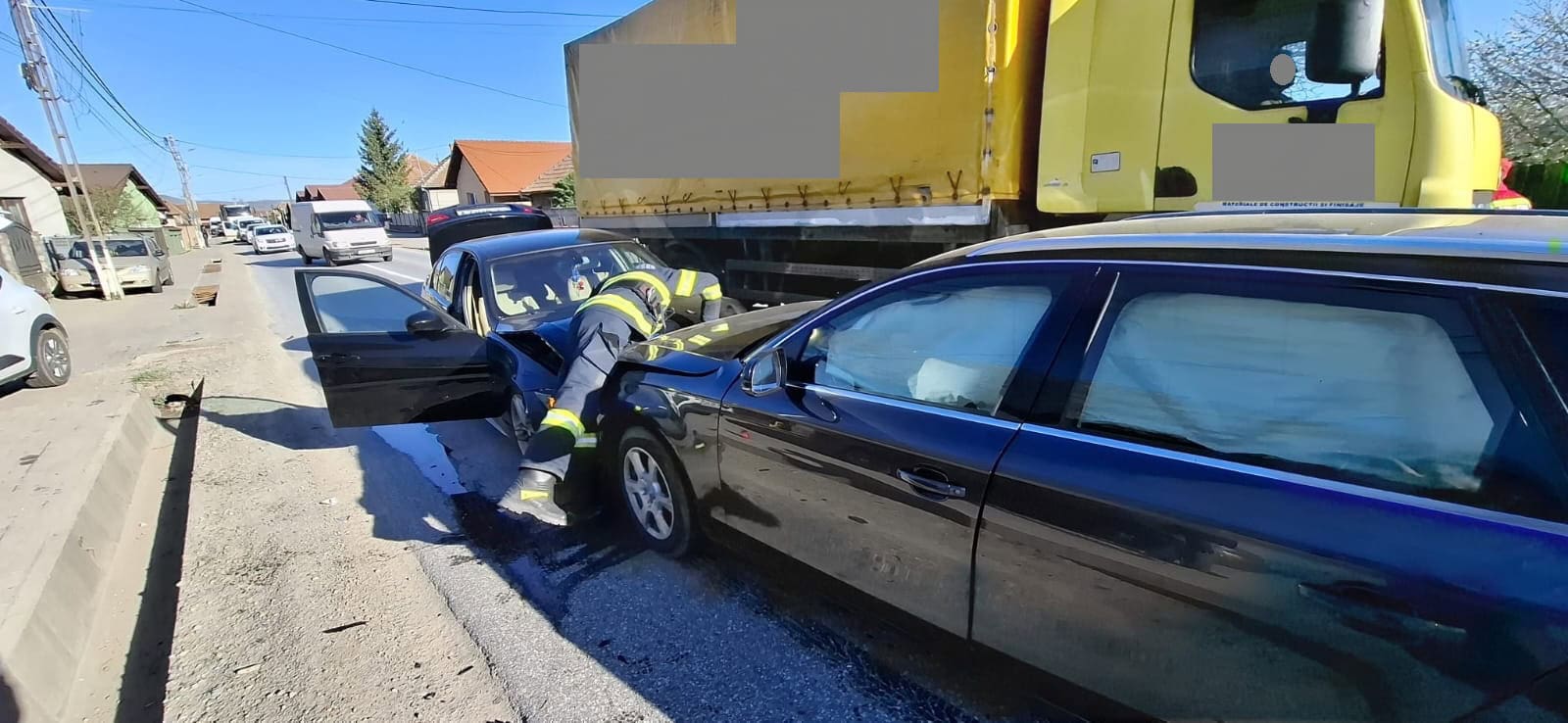 UPDATE FOTO: ACCIDENT rutier la Crăciunelu de Jos. Impact între trei mașini