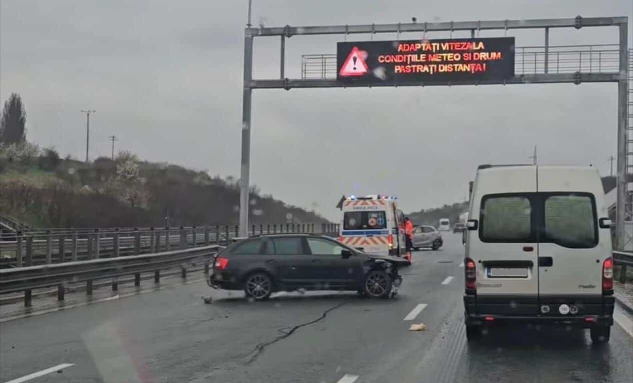 FOTO: Accident pe autostrada A3 Turda-Gilău. Impact puternic între două autoturisme. Doi bărbați au fost răniți