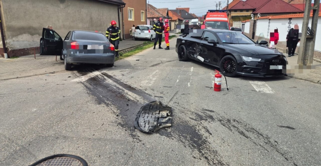 FOTO ACCIDENT RUTIER la Sebeș: Impact între două autoturisme pe strada Tudor Vladimirescu