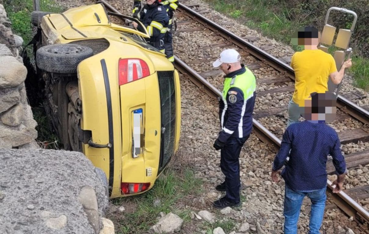 FOTO UPDATE: Accident grav pe DN7 Valea Oltului. O mașină s-a răsturnat lângă calea ferată. Trafic oprit