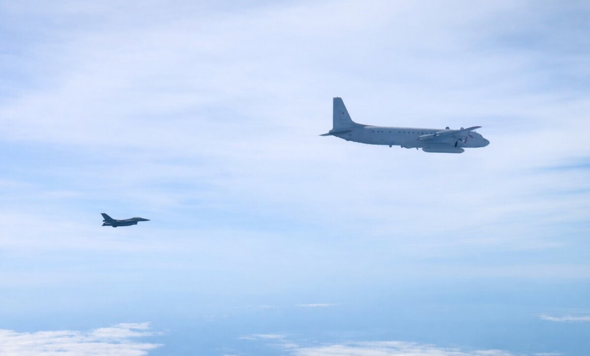 Aeronave F-16 românești au interceptat un avion de spionaj al Rusiei, care zbura în zona Ţărilor Baltice