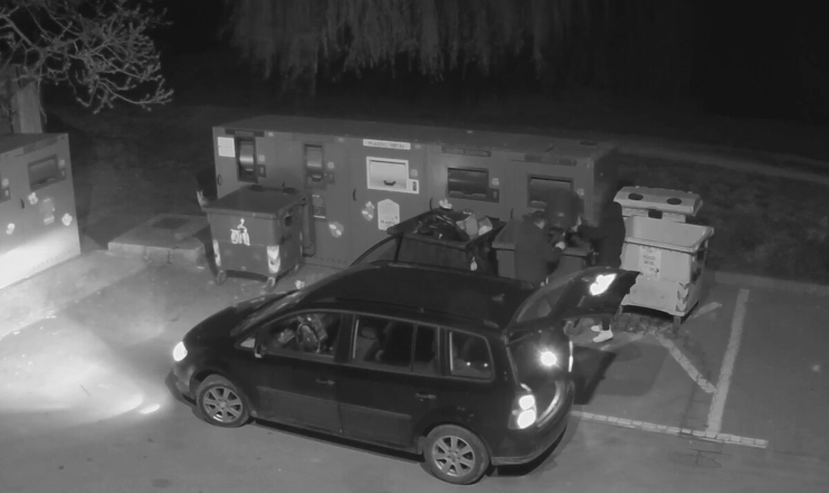 VIDEO: Doi bărbați, amendați de polițiștii locali din Aiud. Au vărsat un butoi plin cu lichid într-o pubelă de gunoi din oraș