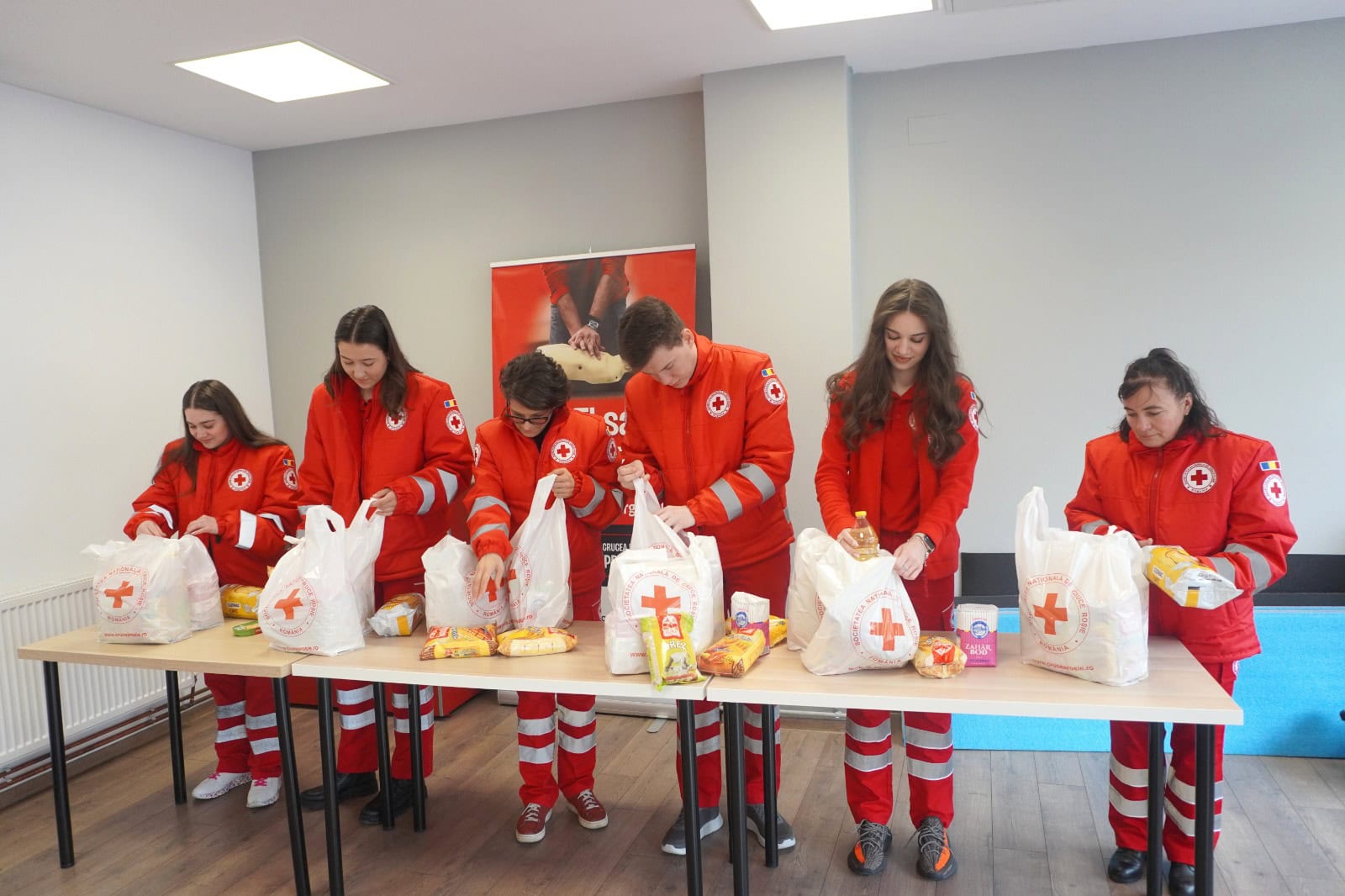 FOTO: Crucea Roșie Română Filiala Alba a donat alimente neperisabile pentru 150 de persoane nevoiașe din județ