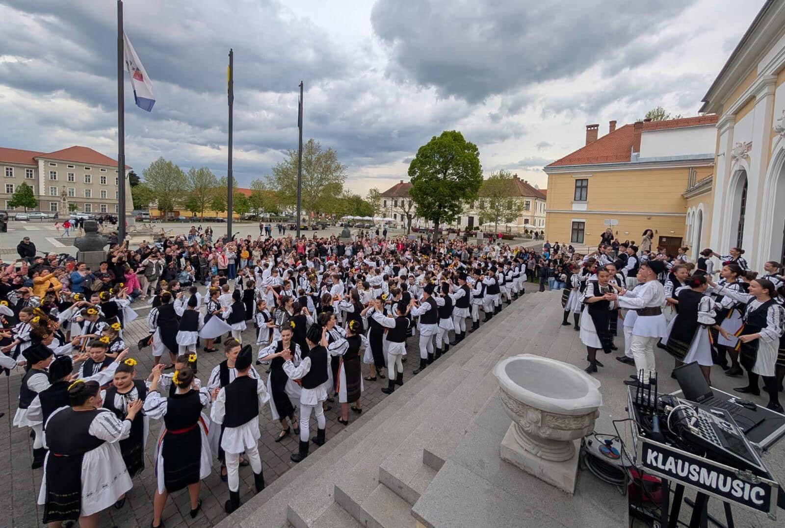 VIDEO: Spectacol de dans modern și tradițional în Piața Cetății din Alba Iulia, de Ziua Mondială a Dansului