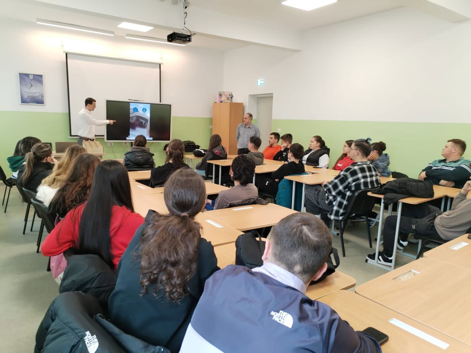 FOTO: Serviciul Anticorupție Alba, activitate de educație pentru promovarea integrității cu elevi și cadre didactice, la Cugir