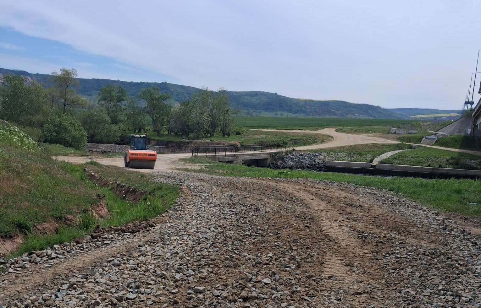 SPAP Sebeș repară drumurile de acces spre Râpa Roșie. Se așterne strat de piatră concasată