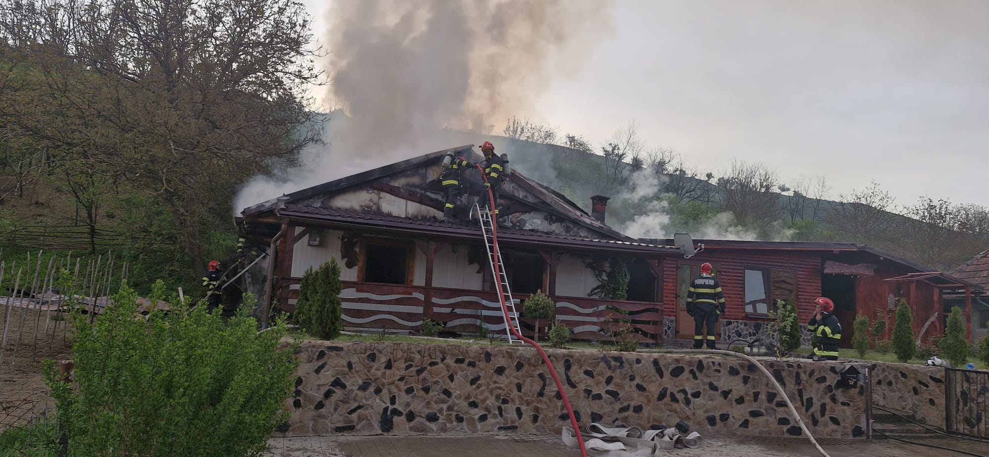 UPDATE FOTO: Incendiu în comuna Cergău. Focul a cuprins acoperișul unei locuințe din satul Lupu