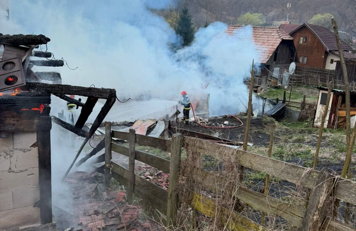 UPDATE FOTO: Incendiu în comuna Ocoliș. Focul a cuprins două locuințe. Intervin pompieri din Alba și Cluj