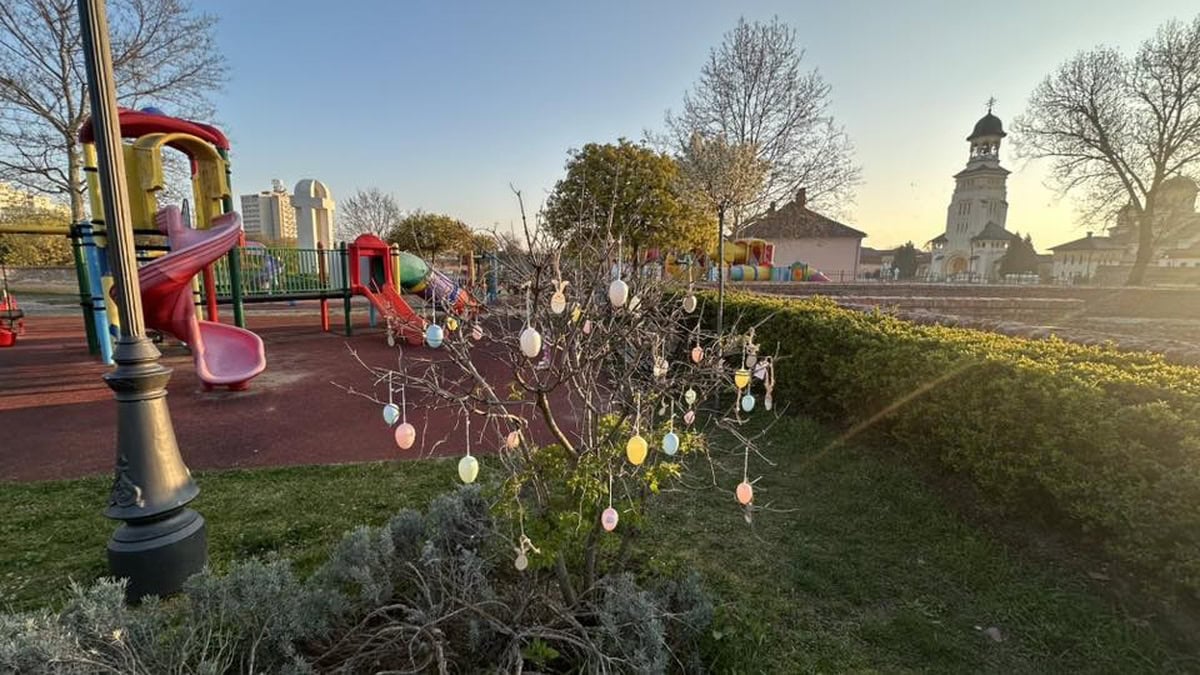 FOTO ȘTIREA TA: Un colț de bucurie în Alba Iulia, de Paște. Arbust împodobit cu jucării și ouă decorative pentru copii