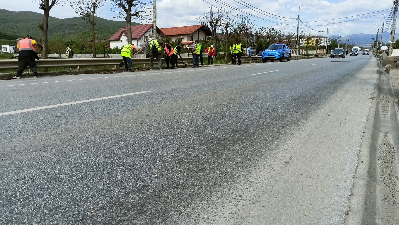 FOTO: Lucrări pe marginea carosabilului, la ieșirea din Alba Iulia spre Micești și Șard. Atenționări pentru șoferi