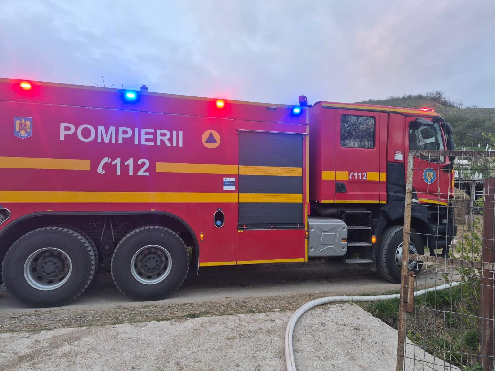 INCENDIU la Ighiel. Focul a cuprins o anexă gospodărească. Pompierii din Alba Iulia intervin cu o autospecială