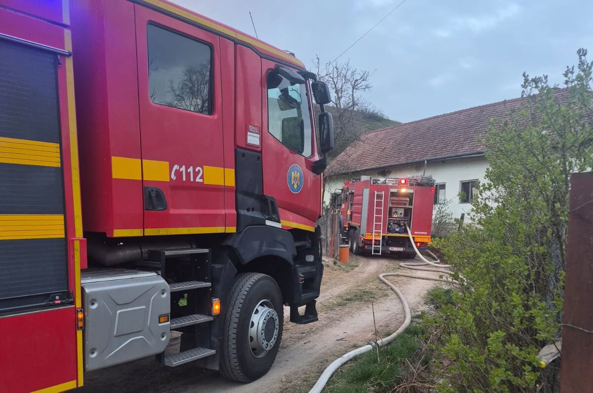 UPDATE FOTO: Incendiu la școala din Ciugudu de Jos. Intervin pompierii de la ISU și voluntarii din Unirea