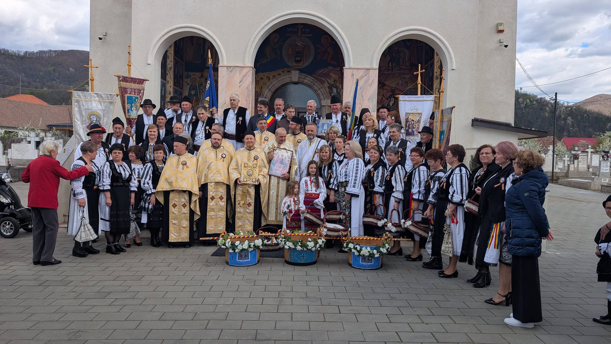 FOTO: Obiceiul „Păștenilor” la Cugir. Tradiția care dăinuiește prin credință și respect pentru valori