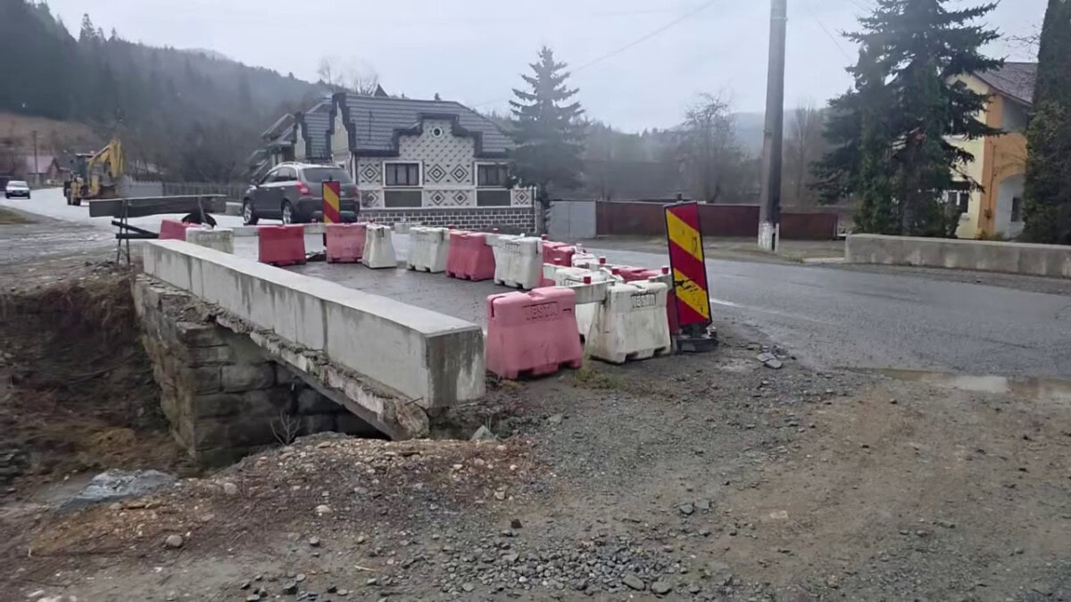 VIDEO: Întârzieri mari la lucrările de la podul de pe DN 74A de la Cărpiniș. Autoritățile vor să amenajeze un drum provizoriu