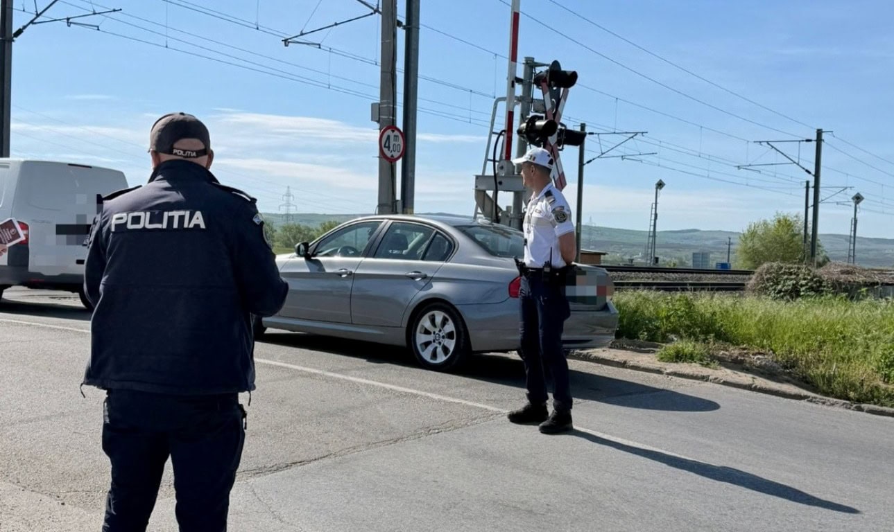 FOTO: Acțiune a Poliției Alba la trecerile de cale ferată. Măsuri pentru reducerea accidentelor rutiere