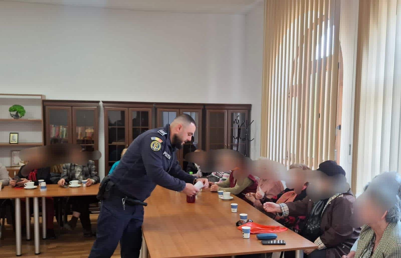 FOTO: Campania „Scut Digital”, la Zlatna. 25 de seniori din oraș au aflat de la polițiști cum să nu cadă victime escrocilor