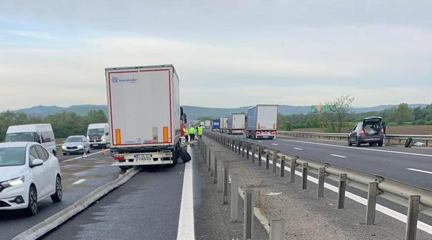 FOTO: Accident pe autostrada A1 Sebeș-Deva, la Orăștie. Un TIR a ajuns pe contrasens. Trafic restricționat