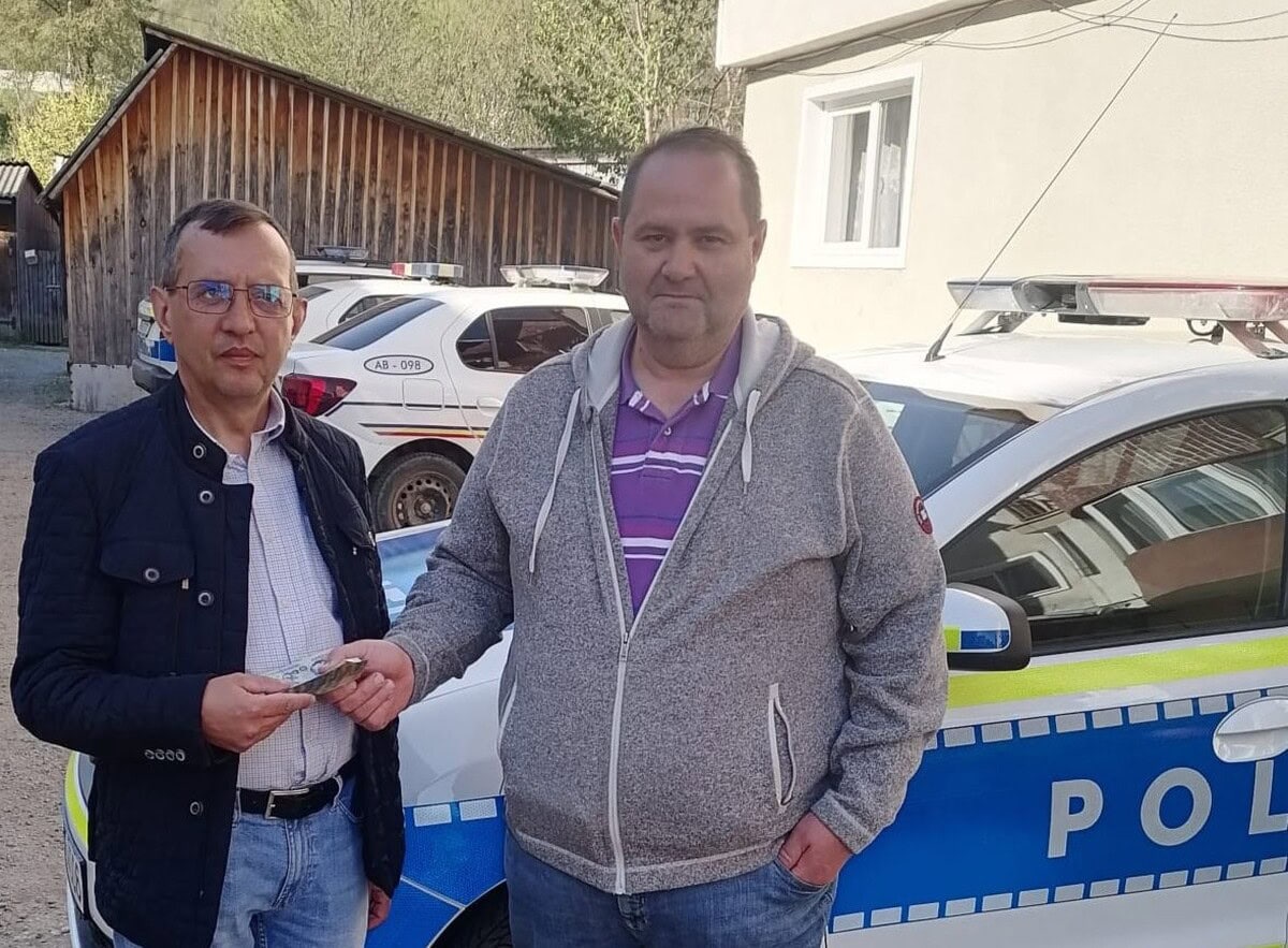 FOTO Gest de omenie la Abrud: Un bărbat din Alba Iulia a găsit pe stradă o borsetă plină cu bani și a predat-o la Poliție
