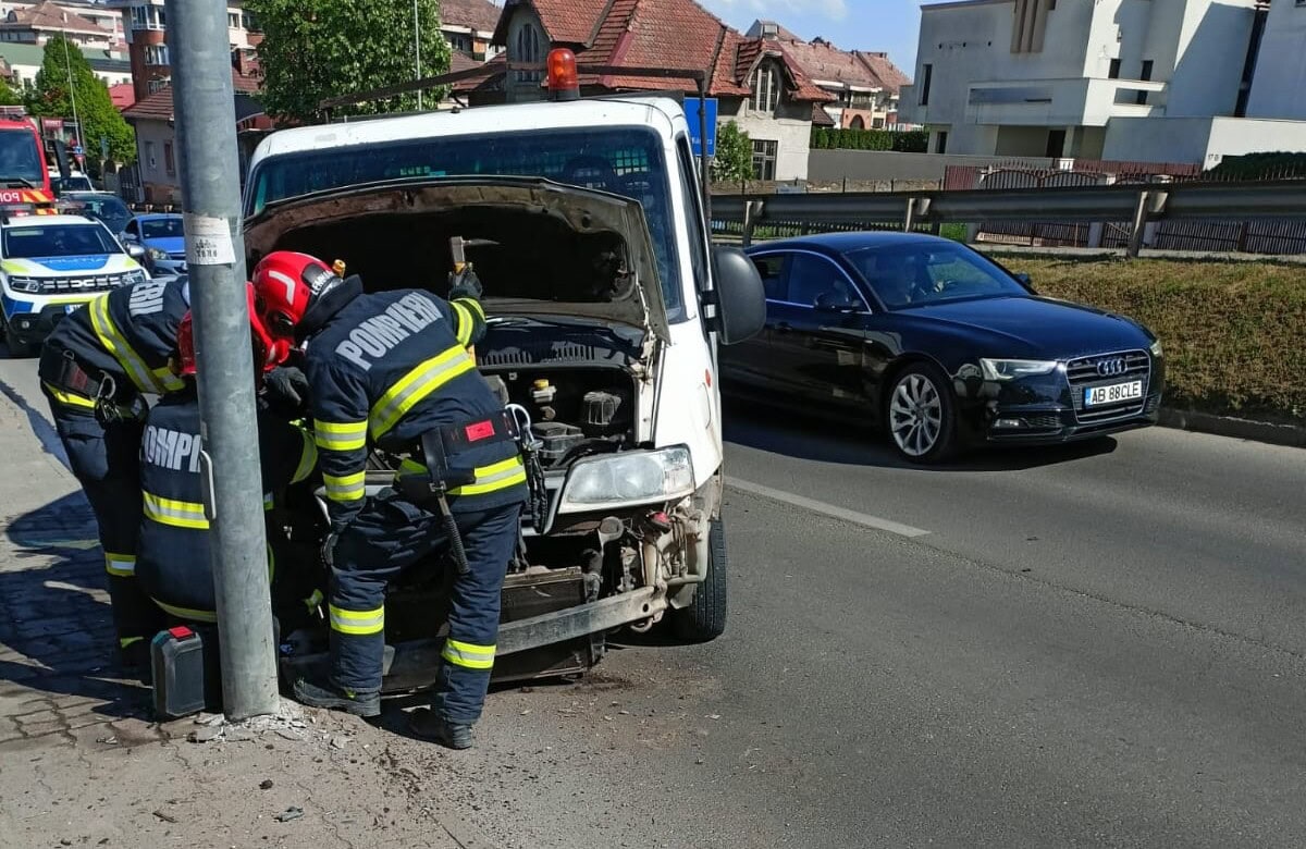 FOTO: Accident în Alba Iulia. O autoutilitară a lovit un stâlp