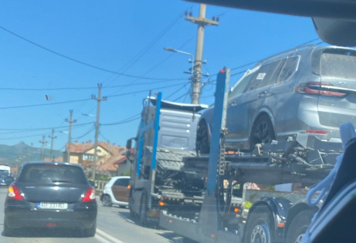 FOTO ACCIDENT în cartierul Micești din Alba Iulia. O persoană rănită după un impact între o mașină și un camion. Trafic îngreunat