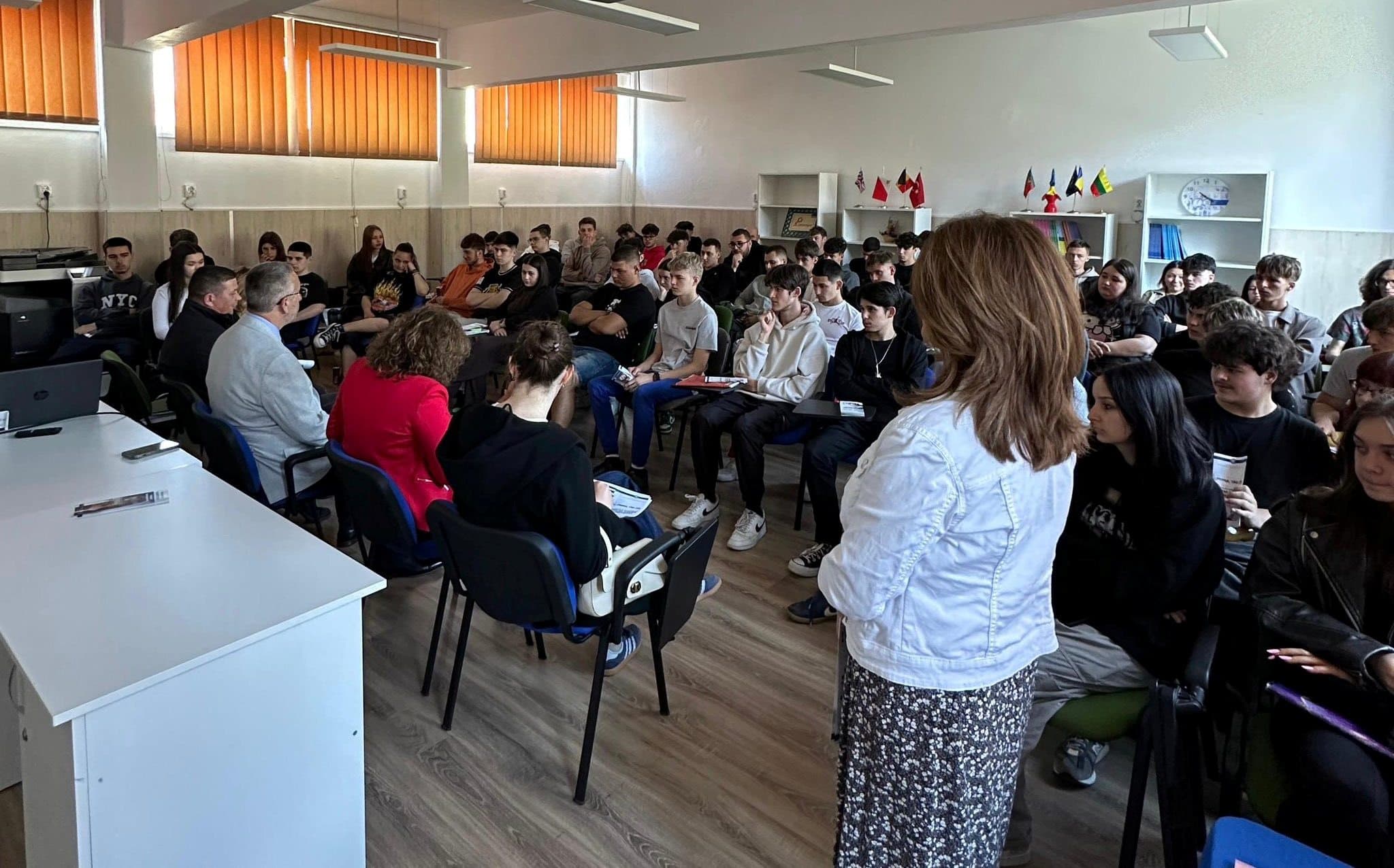 Acțiune de informare a liceenilor din Alba privind drepturile la angajare și legislația muncii aplicabilă minorilor