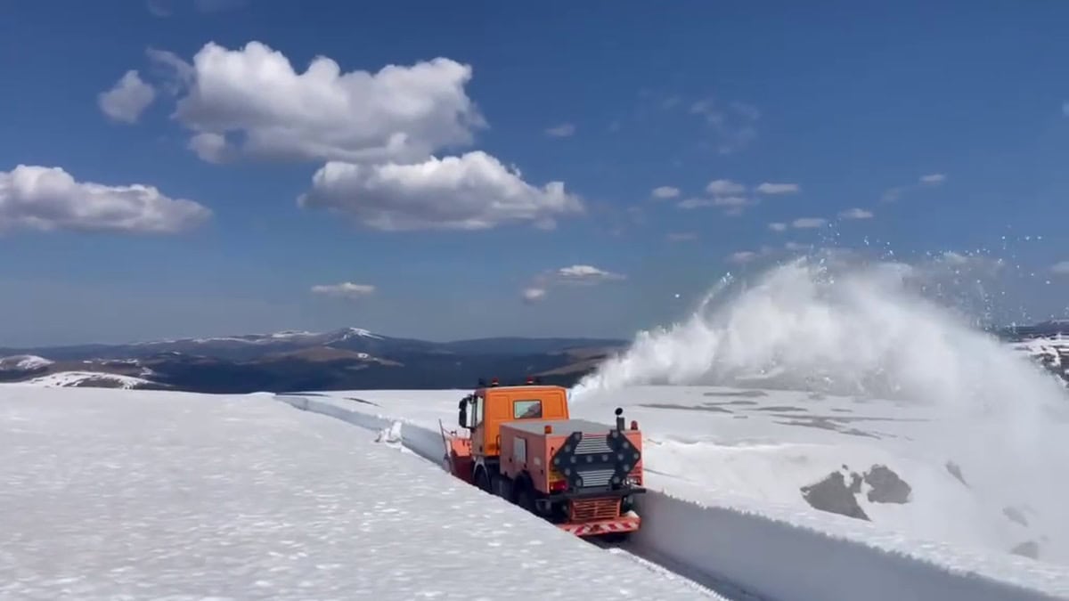 VIDEO: Drumarii continuă lucrările de deszăpezire pe DN 67C - Transalpina, între Obârșia Lotrului și Rânca