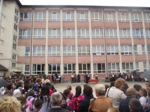scoala curtea scolii copii parinti festivitate inceput an scolar