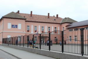 scoala curtea scolii gard